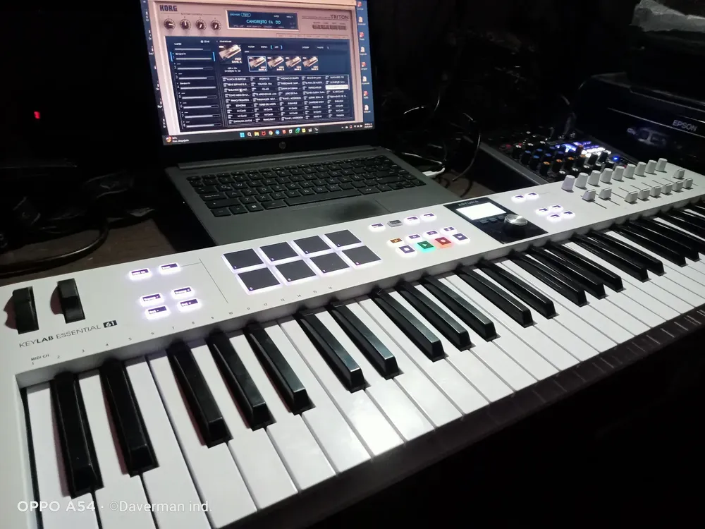 Controlador Midi Arturia Keylab Essential 61 Mk3 White | Frete grátis