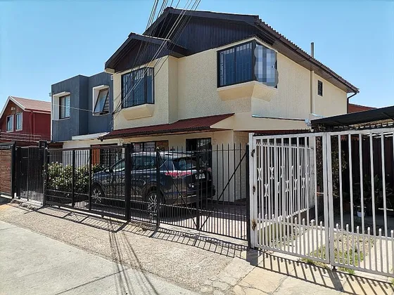 Venta De Casa 4 Dormitorios 2 Baños El Abrazo Maipú 