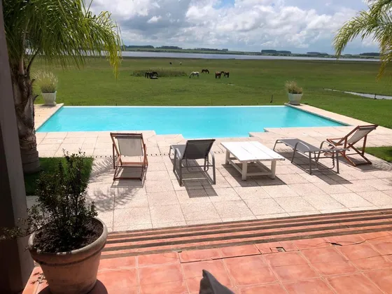 Venta Espectacular Casa Chacra 10h Sobre Laguna Anastasio