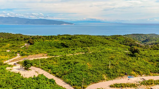 Terrain Constructible À Deux Pas De La Mer, Dans La Région D