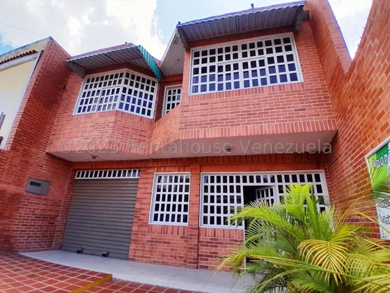 Jip 24-7603. Rent-a-house Vende Edificio En El Casco Central De Cagua De 302.43 Mts2, De 2 Niveles Para El Desarrollo De Proyectos. Cagua, Edo. Aragua.