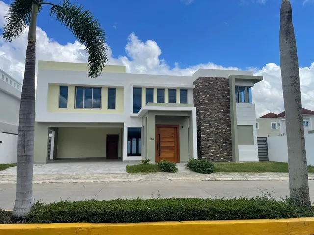 Hermosa Casa En Proyecto Cerrado, Los Llanos De Gurabo, Santiago
