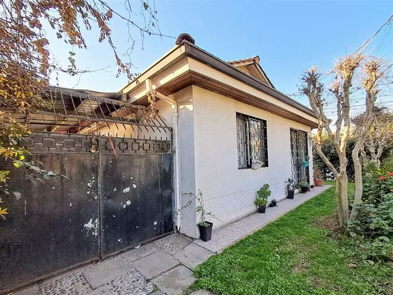 Casa A Pasos Metro Simon Bolivar En Venta, La Reina
