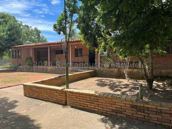 Granja En Venta En Agua Viva, Codigo 2 4 1 5 8 3 8, Mildred, Presentamos Una Espectacular Granja De 8,000 Metros Cuadrados, Ubicada En Zona Montañosa, Esta Propiedad Cuenta Con Dos Canchas De Tenis 
