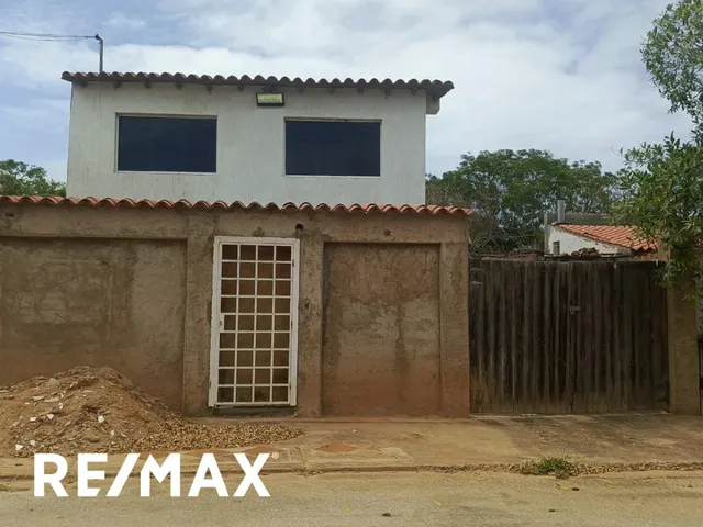 Re/max 2 Mil Vende Townhouse En Los Robles, Urbanización Mundo Nuevo, Con Zona Residencial