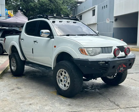 Mitsubishi Montero L200 Sportero