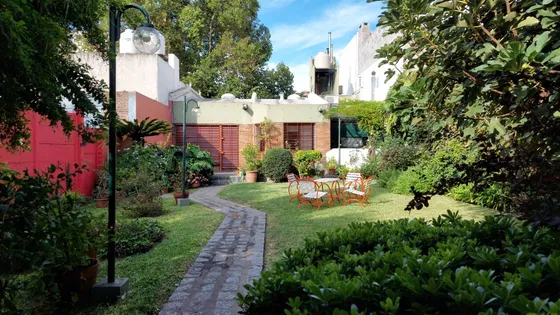Excelente Casa Con Jardin, Quincho, Parrilla Y Cochera Doble.