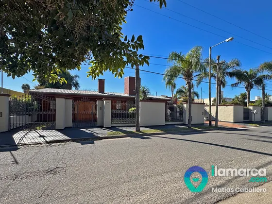 4 Dormitorios En Villa Claret  - 750 M² De Terreno Frente A Plaza Con Pileta Y Quincho