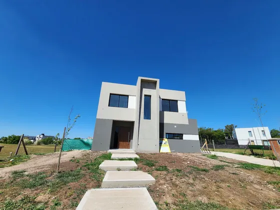 Venta - Casa A Estrenar - 4 Ambientes - Pilar Del Este 