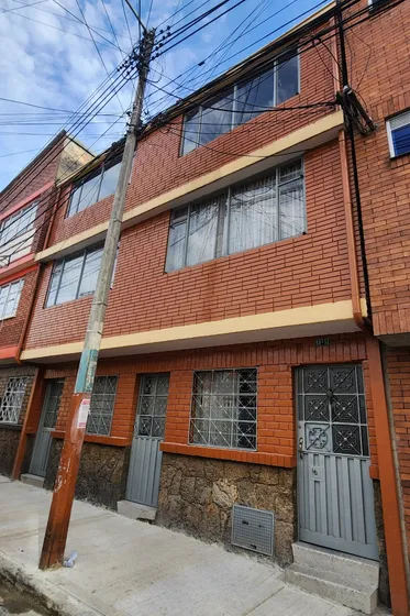 Amplia Casa De 3 Pisos Con Terraza En Lote De 160m2 En Bellavista Occidental, Bogotá  ¡excelente Ubicación Y Acceso A Transporte Público!