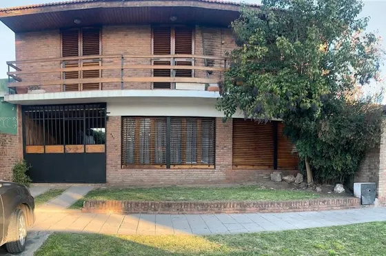 Casa En Venta - 4 Dormitorios 2 Baños - Cocheras - 200mts2 - Burzaco