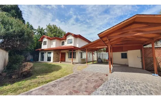 Venta De Casa Con 5 Dormitorios Y Est. Amplio En Los Andes
