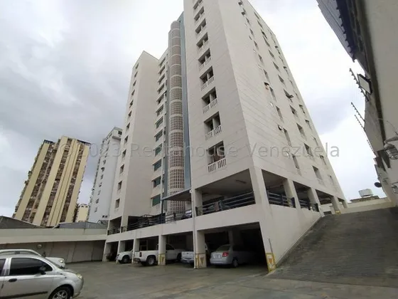 Apartamento En Venta, Av Bolivar, Maracay, Conexión A Pozo, 25-13873 Mv