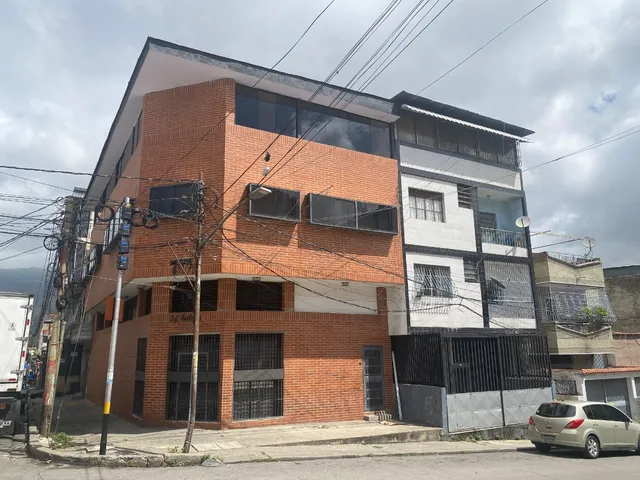 Catia ! Impecable Y Moderno Edificio Amoblado, Con Local Comercial A Pie De Calle, 4 Niveles (pb, Mezzanina, Pisos 1 Y 2), Amplias Oficinas, Salón Usos Múltiples. Tanques Agua, A/a, Sistemas Seguridad