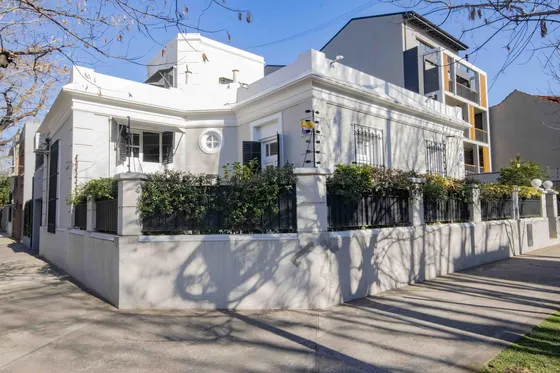 Casa De 7 Ambientes De Estilo Arquitectónico Antiguo En Venta En Florida.