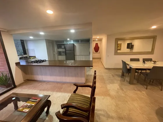 Apartamento En El Poblado Amplio Y Bien Ubicado . Area 121 Mtrs , 3 Alcobas , 2 Baños, 2 Balcones , 2 Salas , 2 Garajes Paralelos , Remodelado Totalmente , 2 Utiles