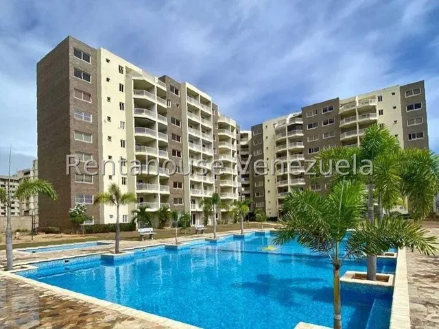 Moderno Y Amplio Apartamento En La Urbanizacion Carenero De Costa Azul