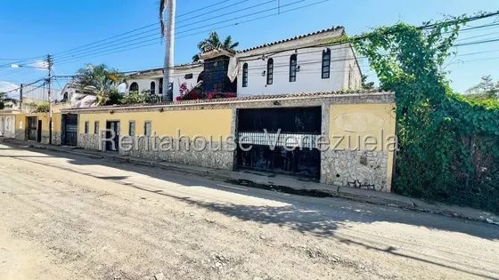 Jip 26-14302. Rentahouse Vende Casa Tipo Pensión De 15 Hab, 15 Baños, 2 P/e, Zona Céntrica. Con Local Comercial. Cagua, Edo Aragua