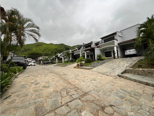 Town House En Venta, El Castaño, Maracay.