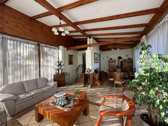 Cómoda Y Amplia Casa, Soleada En Un Barrio Residencial 