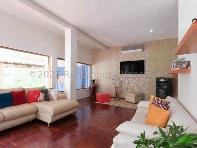 Naudy Escalona Profesionales Inmobiliarios Con Más De 10 Años De Experiencia En Rentahouse Vende Espectacular Casa Con Piscina En Urb. El Pedregal Barquisimeto 