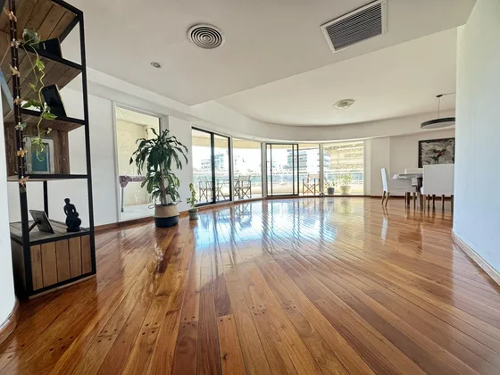 Departamento De 4 Dormitorios En Piso Exclusivo Frente A Monumento - Córdoba 695 Piso 7