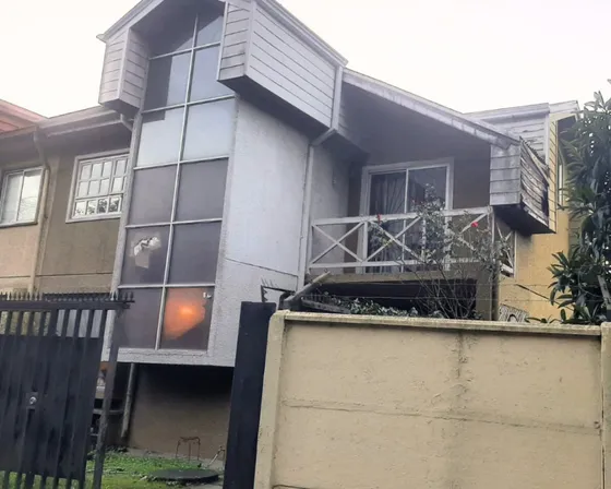 Casa Con Amplios Espacios / Condominio Cerrado