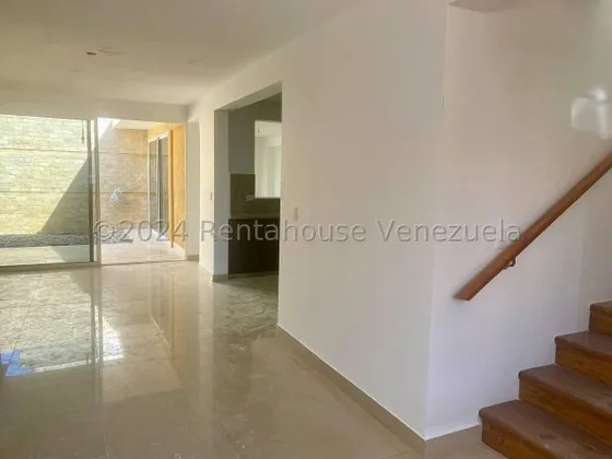 Fredxia Castillo Vende Espectacular Casa A Estrenar En Ciudad Roca, Zona Este De Barquisimeto # 25-1856