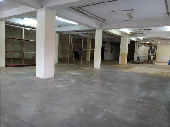 Alquilo Local (mezzanina) 400m2 Catia 9389