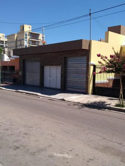 Casa En Venta - 4 Dormitorios 3 Baños - Local - 257mts2 - San Luis