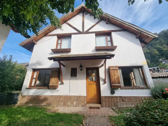 Casa En Venta De Dos Dormitorios En San Martín De Los Andes, En El Casco Céntrico Estilo Cabaña