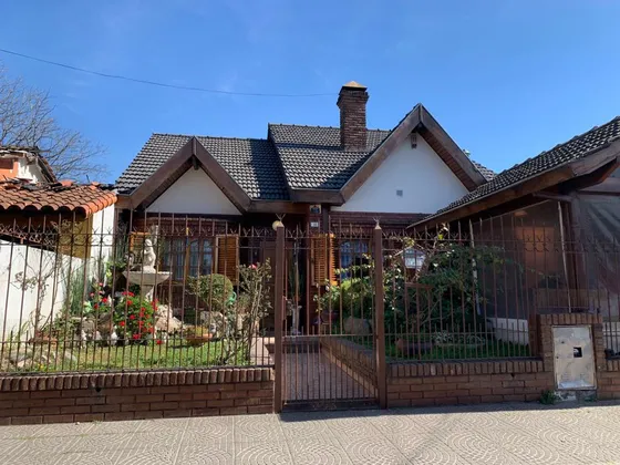 Casa En Venta - 2 Dormitorios 1 Baño 1 Cochera - 438mts2 - Libertad, Merlo