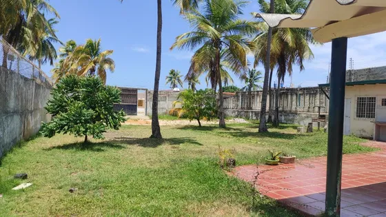 Casa De Playa Con Amplio Terreno