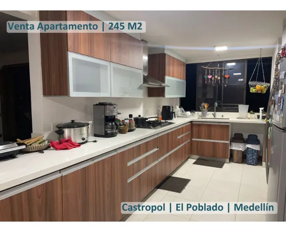 Venta Apartamento Elegante En El Poblado. Castropol Reformado