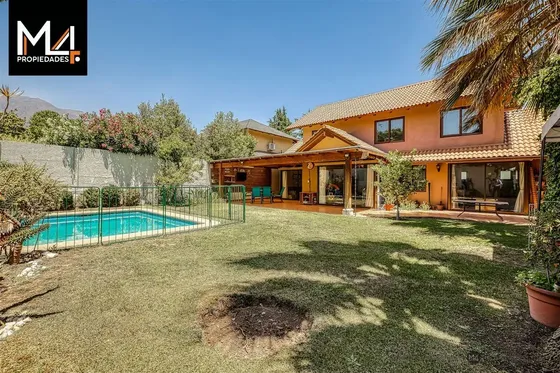 Casa En Venta De 6 Dorm. En Condominio Peñalolén