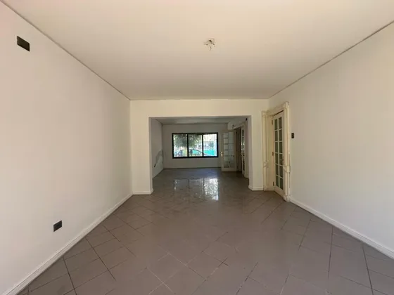 Casa Grande A 200 Mts Plaza, 12 Ambientes, Estacionamientos