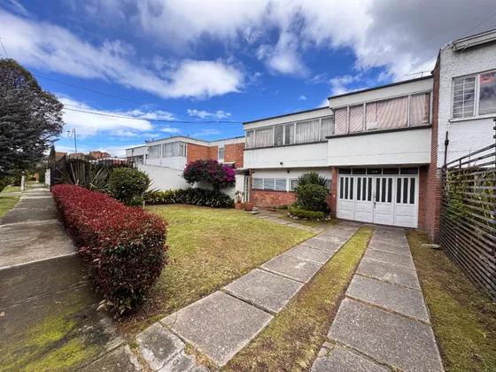 Se Vende Casa Con Apartamento En Niza (para Remodelar)
