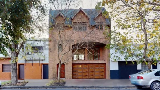 Casa En Venta De 3 Dormitorios,estudio Y Pileta, 36 Entre 7 Y 8, La Plata.