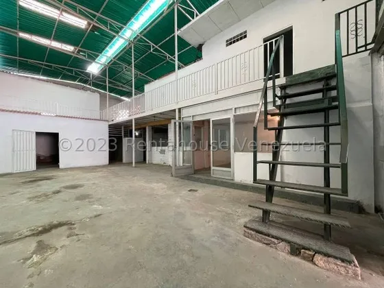Casa Con Galpón Y Dos Locales Comerciales En Venta Urb La Romana 24-11179 Hc