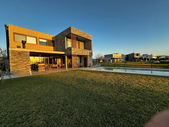 Casa 400m2 Sobre Cancha Golf En El Cantón