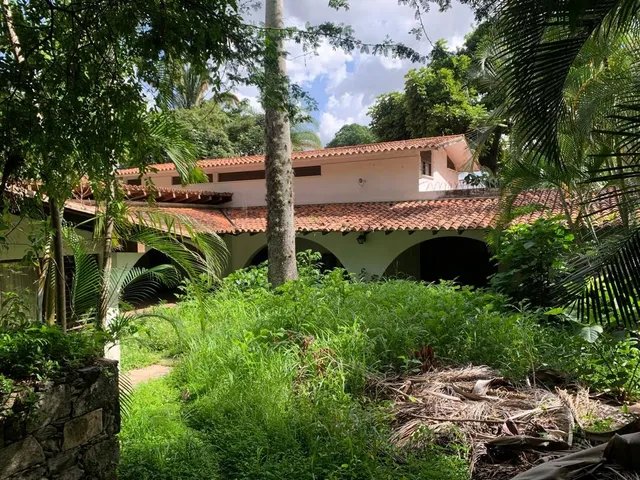 Terreno En Venta, Urb. Los Chorros, Avenida Principal.