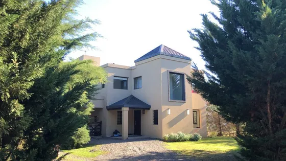 Casa En Venta - 3 Dormitorios 3 Baños - 1200mts2 - Pilar