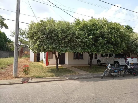 Hermosa Casa En Barrio Tranquilo Con Un Gran Patio Para Tu Huerta Y Jardin