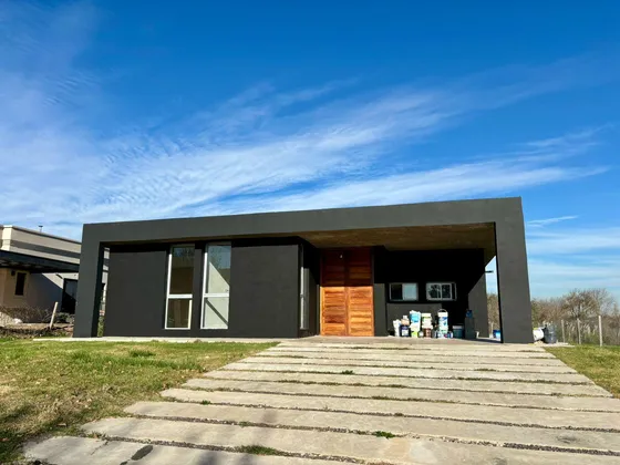 Venta De Casa En San Sebastian - Area 2 Golf - 4 Ambientes  