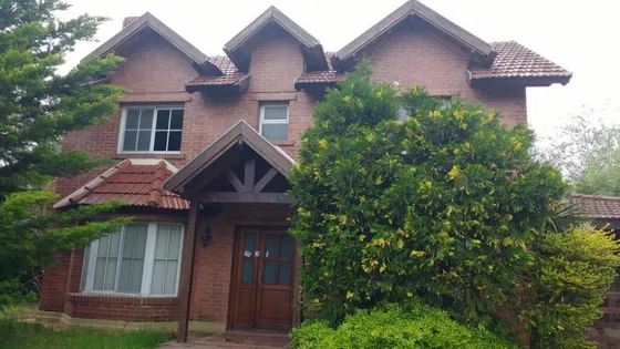 Casa En Venta - 3 Dormitorios 4 Baños - Cochera - 740mts2 - Esteban Echeverría