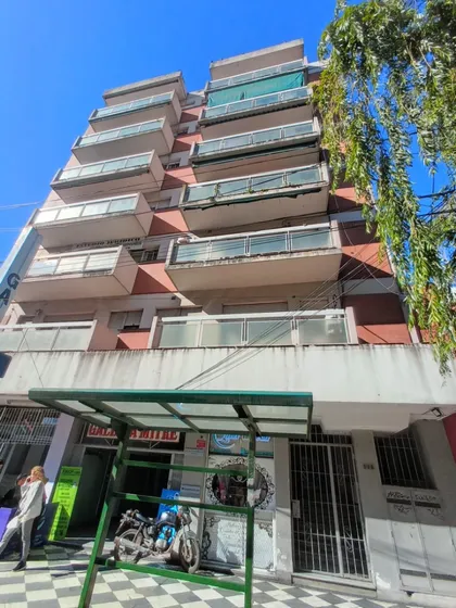Departamento Frente A La Plaza De Monte Grande. 