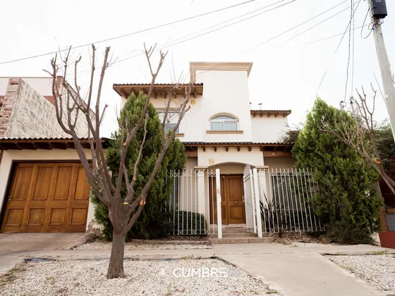 Casa De Primera Categoría En Venta En San Rafael
