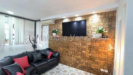 Rent-a-house Vende Hermoso Apartamento, Semi-equipado, Piso Bajo, Zona Centro, La Victoria, Estado Aragua, 25-22562 Gf.