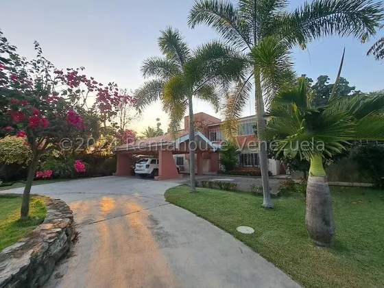 Hermosa Casa En Las Mercedes De San Diego Sobre Una Parcela De Terreno De 4.418 M2 Donde Predomina El Mas Bello Paisajismo Con Agradable Clima De Montaña Y Areas Para El Disfrute Familiar 