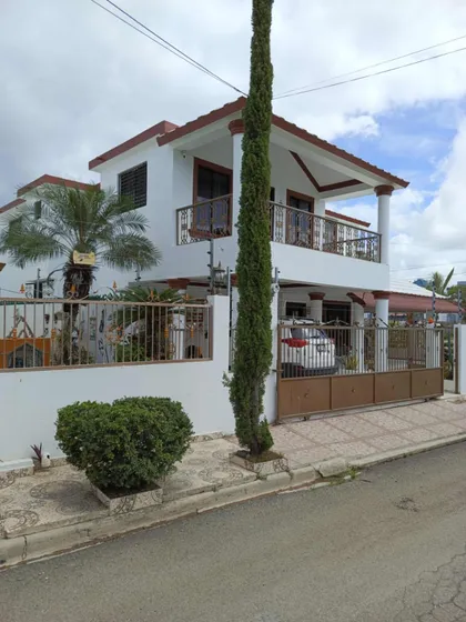 Casa De 2 Niveles En El Sector De Cerro Alto, Santiago!